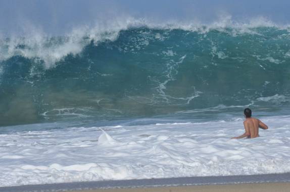 Tentativa de enfrentar o mar e as ondas de Kalalau, na Na'Pali Coast, costa norte de Kauai, no Havaí